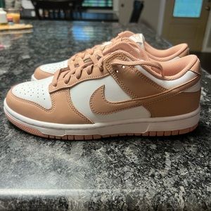 Brand new never worn Women’s dunk low size 8